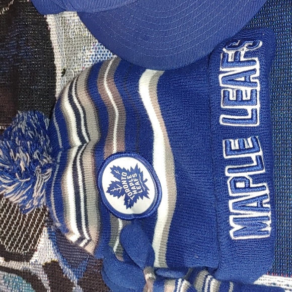 Toronto Maple rug VALUE $99 and hats and gloves like NEW - Picture 4 of 7